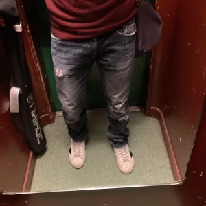 Slitna sällsynta diesel jeans  - Säljer ett par riktigt feta jeans från diesel. Jeansen är slitna och har en fet tvätt både bakom och fram. Jeansen är riktigt sällsynta och riktigt feta