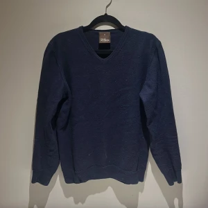 Navy tröja från Oscar Jacobsson - En otroligt snygg sweatshirt ifrån oscar jacobsson. Den har krympt därav det låga priset! Skicket är bra förutom att storleken blivit liten. Inte använd många gånger. Kom gärna med frågor!