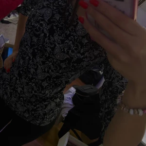 Svartvit blommig topp Gina Tricot - Supersnygg svart topp från Gina Tricot med vitt blommigt mönster. Modellen är figurnära med trekvartsärm och rund halsringning. Perfekt för dig som gillar stilrena men ändå lekfulla prints. Materialet är mjukt och stretchigt för en bekväm passform.