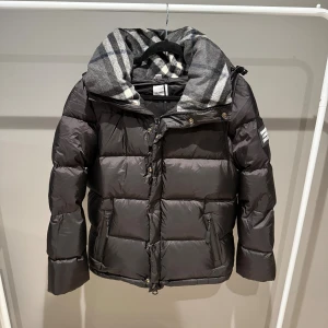 Burberry jacka / väst - Säljer nu denna riktigt feta och populära burberry jackan som kan bli till en väst. Storlek M men kan även passa S! Inget kvitto finns. Hör av er vid funderingar! (Mer bilder finns!