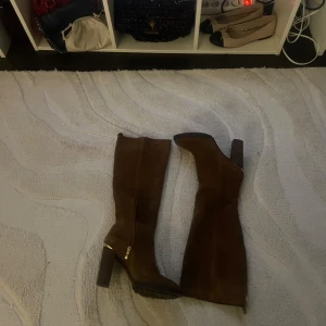 Bruna fest boots! - Snygga fest boots som passar perfekt nu när det är höst! De är i strlk 38, de passar även om man har 39. Säljer de då de inte kmr till användning, köpte de Zara för 500kr. 