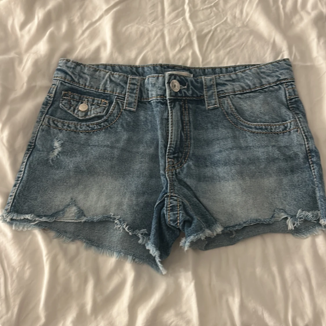 Blå jeansshorts från Gina Tricot