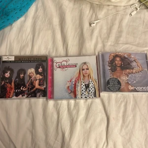 Cd skivor - Tre skivor från mörtley crüe, Avril lavagine och Beyonce. Alla i bra skick och utan hairlines!💋🐆