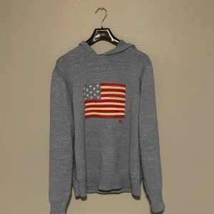 Extremt sällsynt Ralph Lauren hoodie stickad - Denna Ralph Lauren tröjan är extremt ovanlig och är gjord av 100% bomull. Aldrig sett denna i L innan. Inga stora defekter. Om mått eller bild på behövs skriv privat!