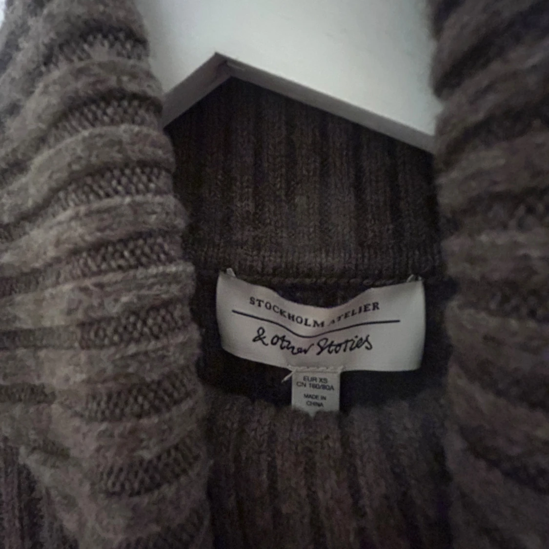 Ribbad brun stickad väst & Other Stories - 1