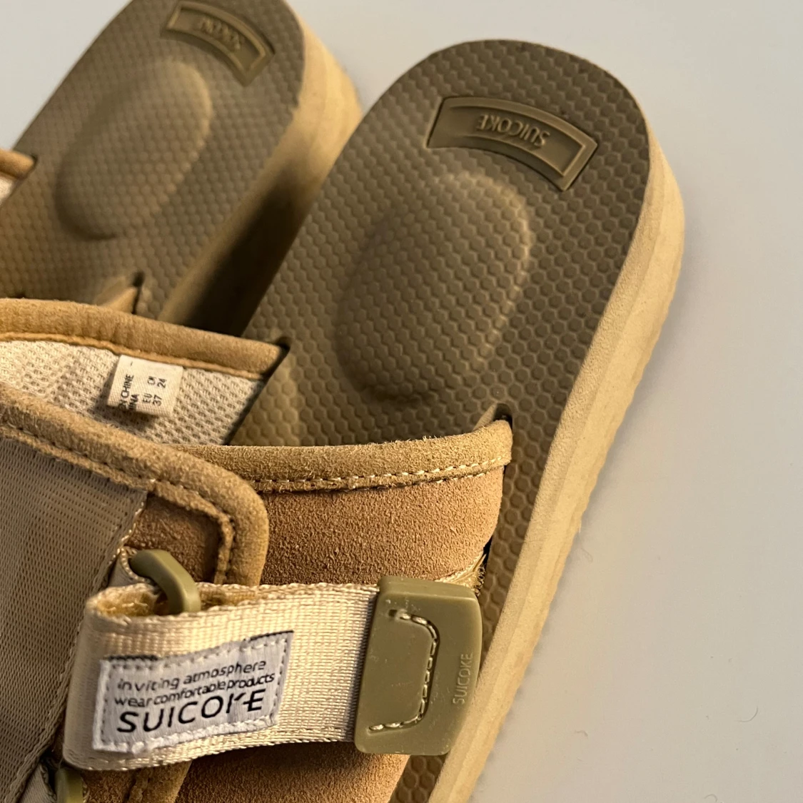 Beige sandaler från Suicoke i mocka - 1