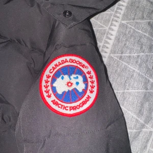 Canada Goose Wyndham Parker - Säljer min jacka eftersom det inte passade mig i storlek, jag fick den som present utav min storebror, helt oanvänd köpt som ny om du har frågor skriv direkt 