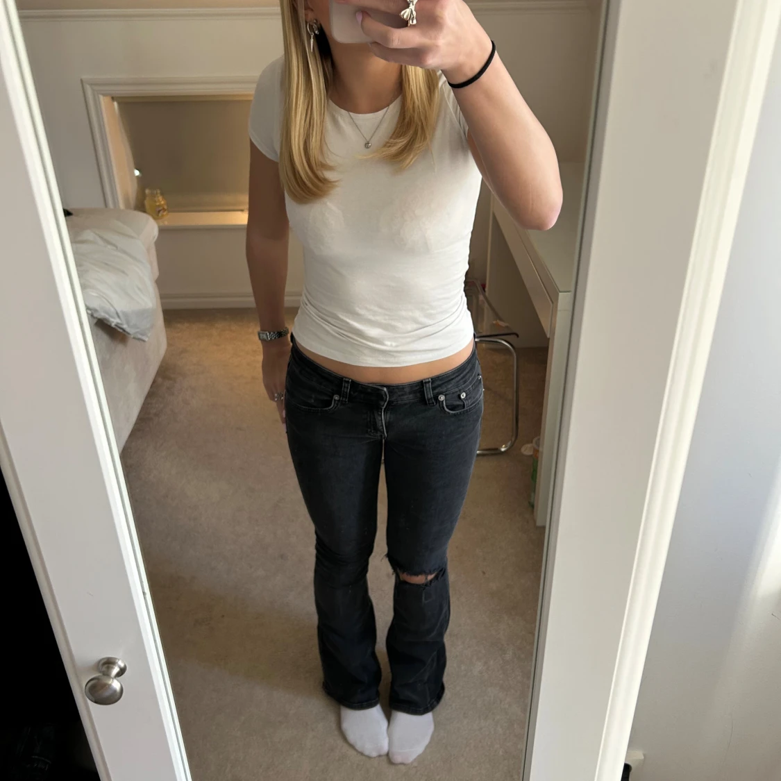 Svarta bootcut jeans med hål på knät