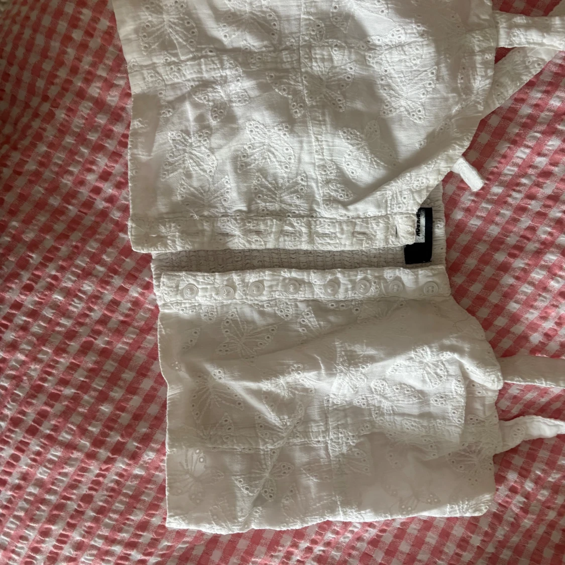 Vit broderad linnetopp med knappar - 1