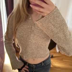 Stickad tröja  - Superfin stickad tröja med krage och uthängda ärmar från bershka i storlek S. Använd typ två gånger, som ny. Säljer då den inte kommer till användning 