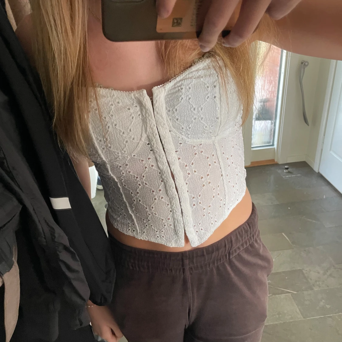 Vit broderad korsetttopp med spetsdetaljer