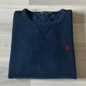 Ralph Lauren Tröja - Säljer denna marinblåa Ralph Lauren Tröja. Perfekt för hösten, sitter som S/M. Riktigt bra skick! Tveka inte att kontakta mig om ni har frågor! 🙏