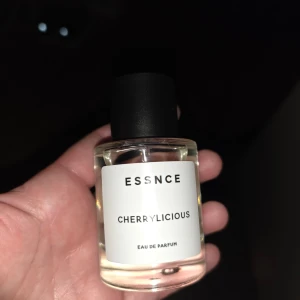Essnce Cherrylicious Eau de Parfum - Cherrylicious från ESSNCE är en Eau de Parfum med stilren look. Perfekt för dig som vill sticka ut med något unikt. Flaskans design är enkel och modern. Tillverkad i Sverige. Ingredienser: Alcohol denat., Parfum (fragrance), Aqua (water), Benzyl salicylate, Linalool, Limonene, Benzyl benzoate.