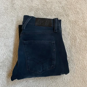 Mörkblå replay anbass - Mörkblå replay anbass i storlek w30! | nypris är runt 1600 men mitt pris är 624! | skicket är utmärkt och jeansen har inga tecken på användning! | skriv vid minsta fråga eller fundering