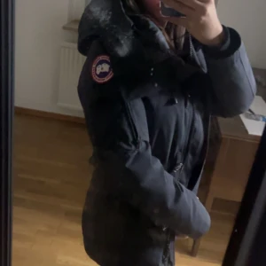 Svart dunjacka från Canada Goose XS - Säljer en svart dunjacka från Canada Goose. har några små slitningar vid handen som jag kan skicka bild på om det begärs. storlek xxs men passar xs också 