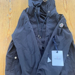 Monclear windbreaker - Storlek S. köpt på nk inget kvitto finns. Nfc tag och allt funkar. Skriv om ni har frågor!
