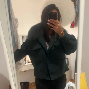 Mörkgrön Meotine jacka - Mötkgrön meotine jacka, jätte fin!