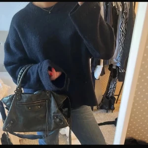 Mörkblå stickad tröja  - Superfin mörkblå stickad tröja från Gina Tricot 