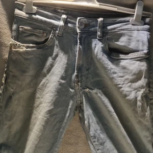 Ljusblå regular fit jeans från &Denim - Ljusblå jeans från &Denim i regular fit med klassisk femficksdesign. Jeansen har slitna detaljer vid fickor och gren för en avslappnad look. Tillverkade i denim med raka ben och normal passform. Perfekta för dig som gillar en casual stil.