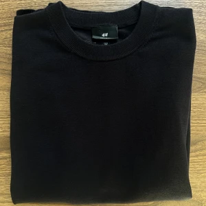 Stickad tröja - En riktigt snygg tröja från H&M. Köpt fel storlek och behöver därför sälja den. Använd 1 gång så är helt ny. Perfekt att köpa ni i höst och till vintern. Vid funderingar är det bara att skriva i dm! 