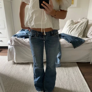 Lågmidjade bootcut jeans  - Innebentslängd ca 73 cm midjemått: 37 cm (tvärs över) 💕