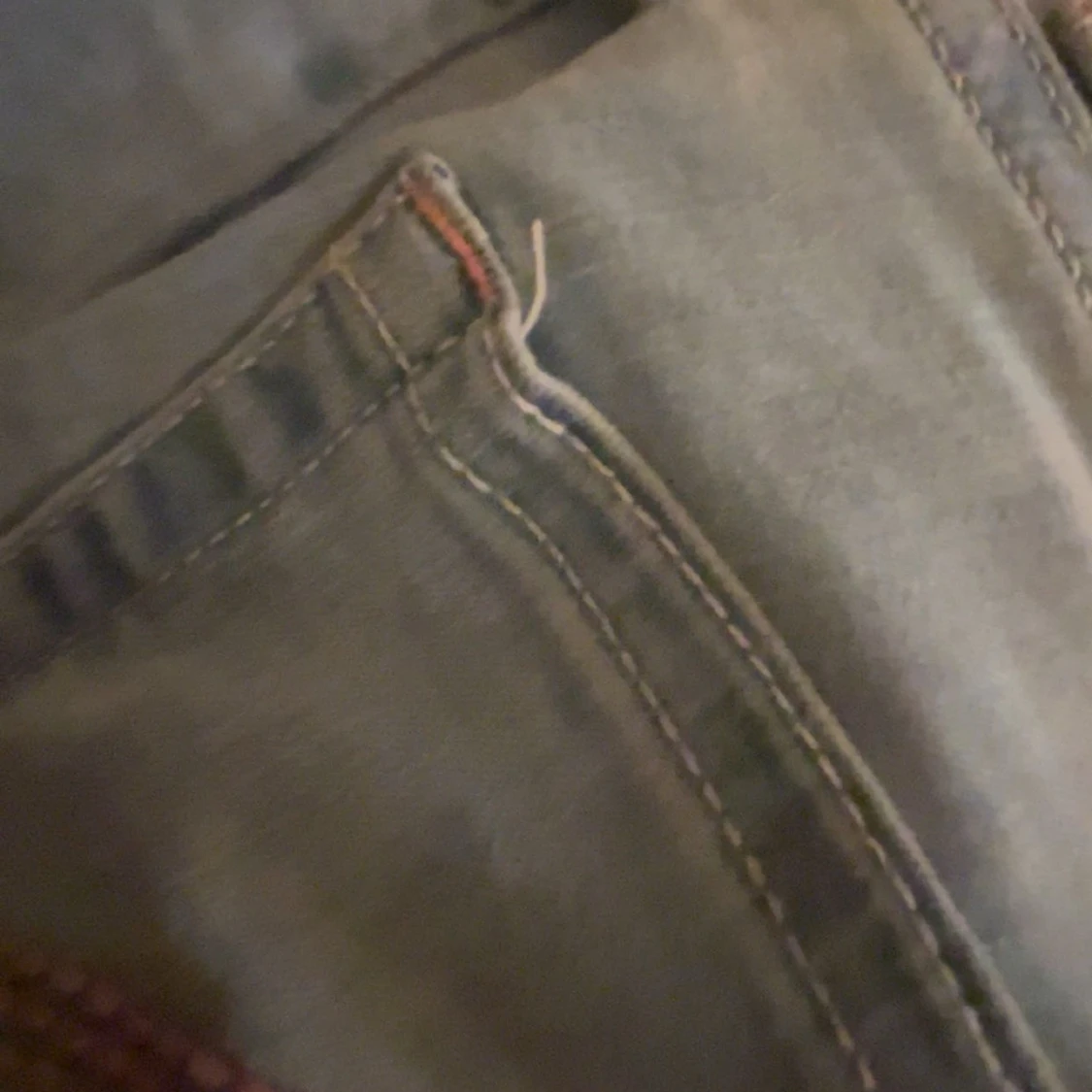 Ljusblå bootcut jeans med röd detalj - 2