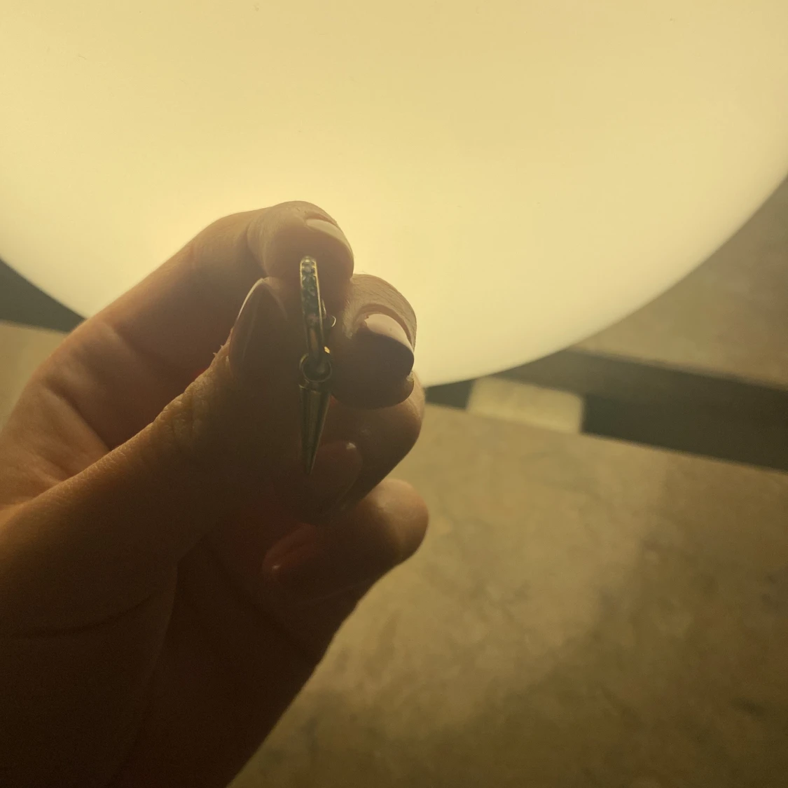 Guldiga örhängen med spetsig detalj