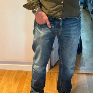 Tvär feta Nudie jeans! Straight Fit - Modell: Steady Eddie går inte att få tag på jeans i denna passform på Plick majoriteten är slim och skinny jeans, därav priset. Men de är absolut disskuterbart Storlek:W33/L32. Super bra skick utan defekter. 