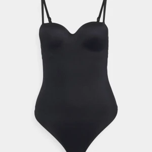 Svar body - Säljer denna, helt o andvänd. Men råkade dra bort pris lappar så kan inte byta den. Säljer då den var för liten över bysten på mig!