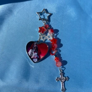 BLADEE - KING NOTHINGG - keychain - 1st Keychain med BLADEE motiv. Alla DRAIN GANG beställningar kommer med foto + DRAINBABY sticker. Alla beställningar kommer med freebies!