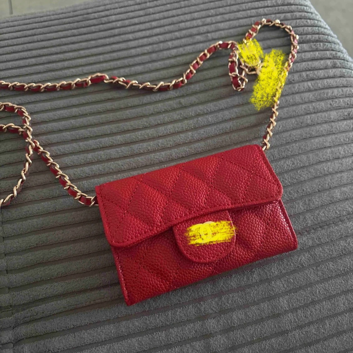 Röd quiltad axelväska  - 4