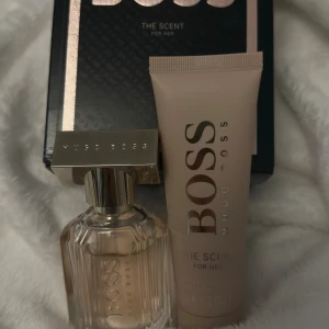 Hugo Boss The Scent For Her Set 30 mo - Snyggt presentset från Hugo Boss med parfym och body lotion. Perfekt för dig som vill ha en stilren och modern doft i din samling. Passar dig som gillar exklusiva märken. Slutsåld online! Som ny, endast testsprutat!