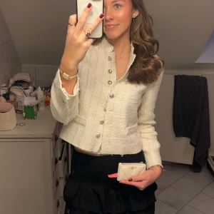 Beige jacka från Zara XS - Snygg beige tweedjacka från Zara med silvriga knappar och råa kanter. Jackan har en croppad passform, rund halsringning och är helfodrad. Använd några få gånger så fortfarende i mycket bra skick. Finns ej längre att köpa. 🤍
