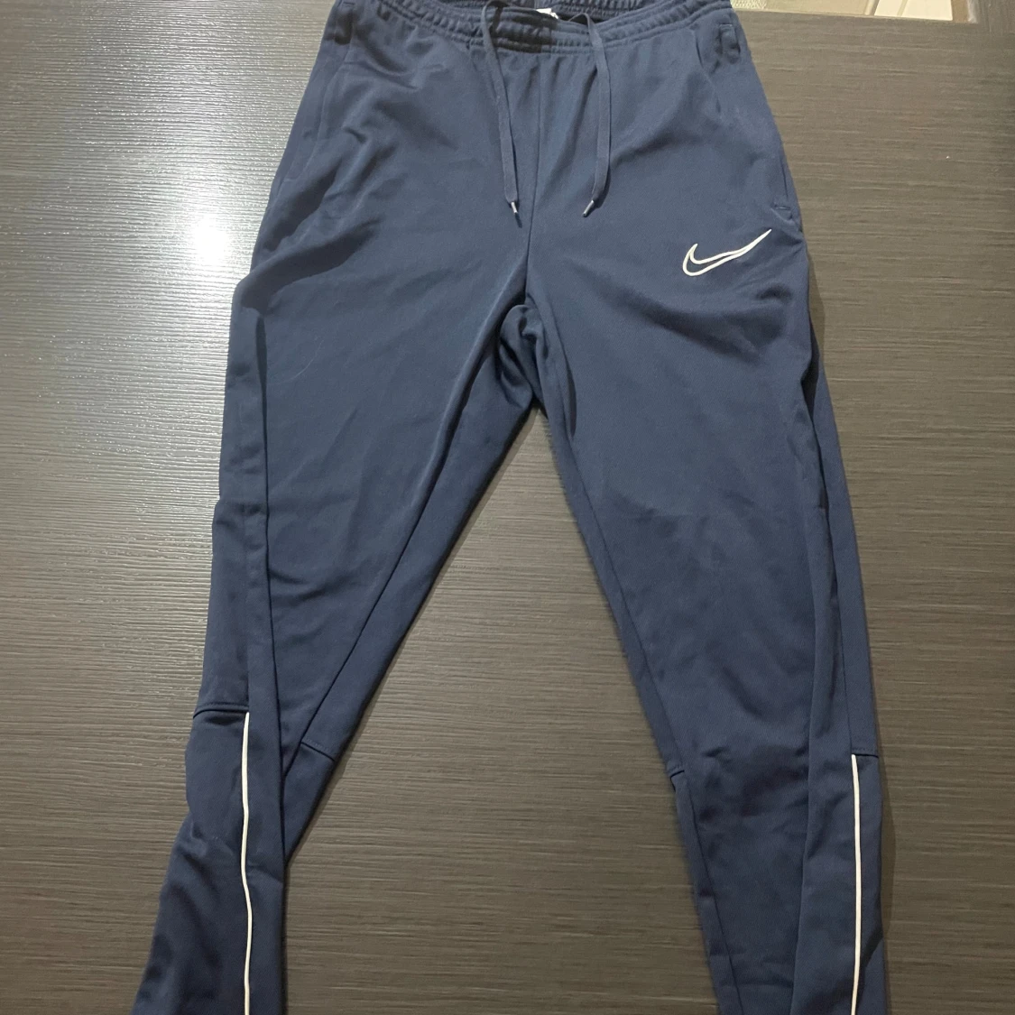 Marinblå Nike träningsjacka XS och marinblå Nike träningsbyxor XS - 2