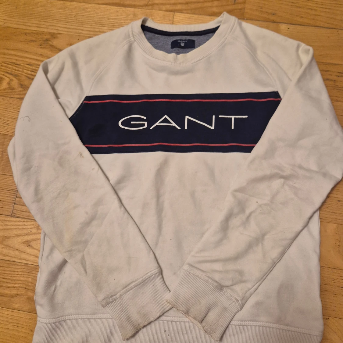 Vit sweatshirt från GANT med logga