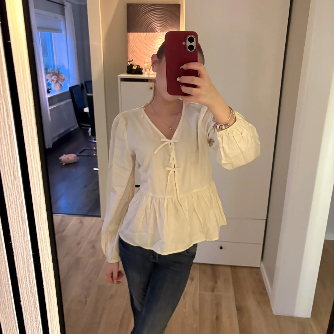 Vit blus med knyt från Gina Tricot