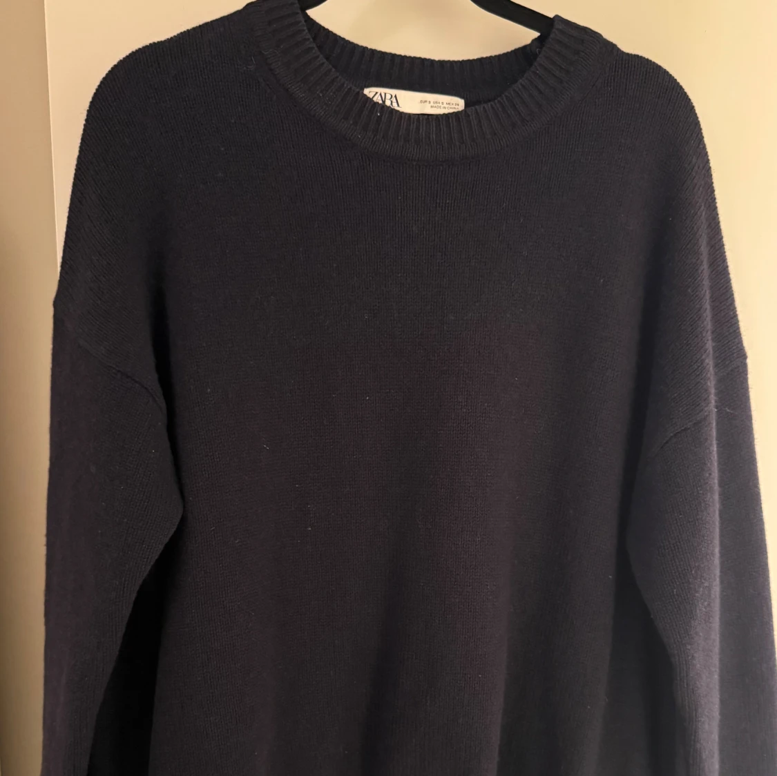 Mörkblå stickad kashmir blend tröja från Zara - 2