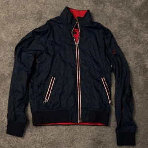 Gant windbreaker - Stilig windbreaker som passar dom som gillar att se lite uppklädda ut i vardagen. Den är helt oanvänd, köpt av mina föräldrar för 1400 men den kom aldrig till användning för de inte riktigt min stil. 