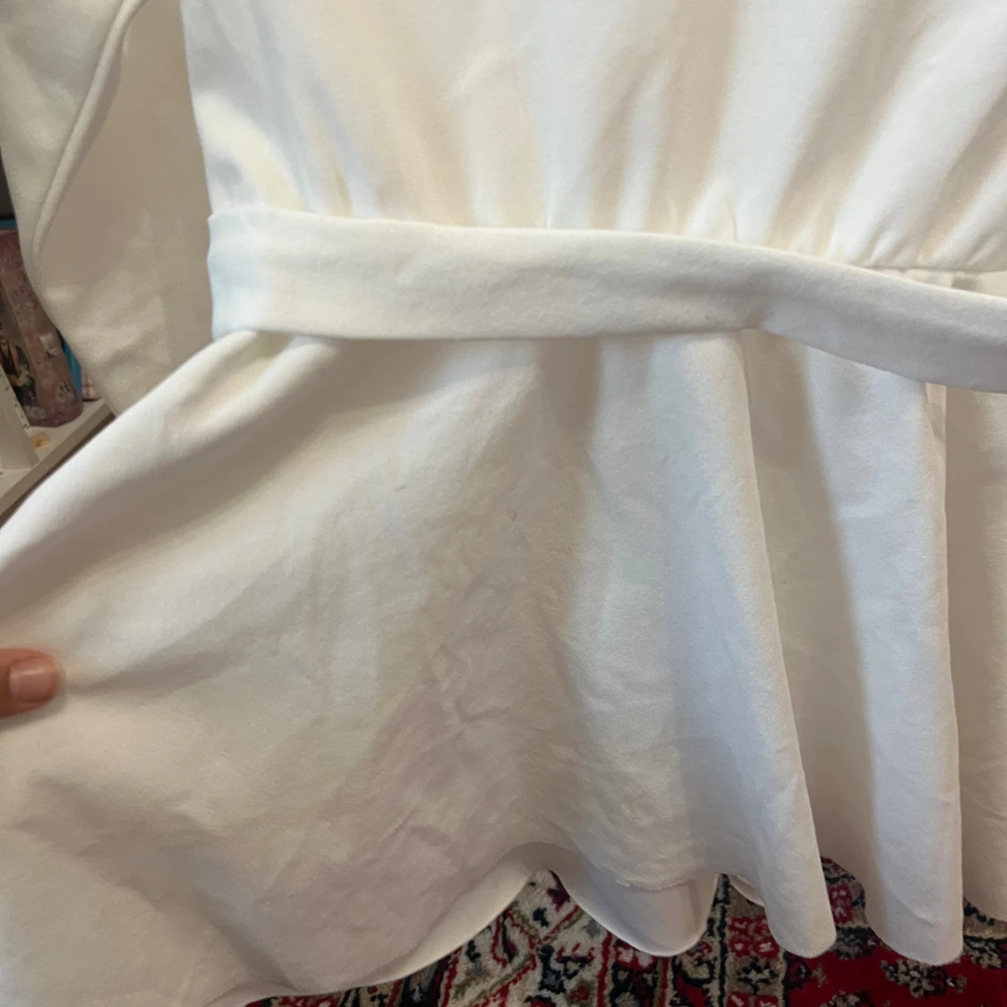 Vit omlottopp med gulddetalj från amisu  - 3