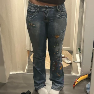 Fina jeans  - Säljer dessa jeans för att dom är försmå. Förra ägaren hade sytt upp jeansen och använt dom så vilket gjorde att det hade blivit hål i dom när jag sprette upp dom när jag hade såret upp dom. Jag vet dock inte riktigt vilken storlek det är på dom, finns en bild på storlekarna. 