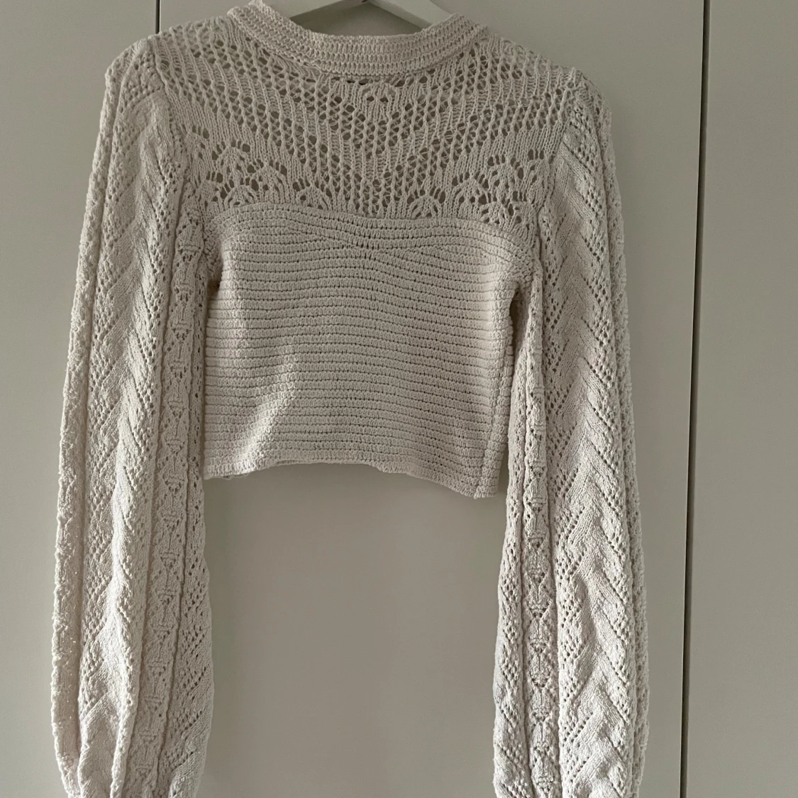 Vit stickad croppad topp Chiquelle