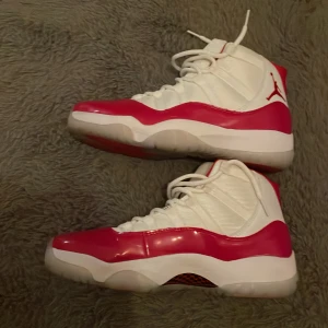 Jordan 11 cherry - Använda en gång bara. Storlek 42