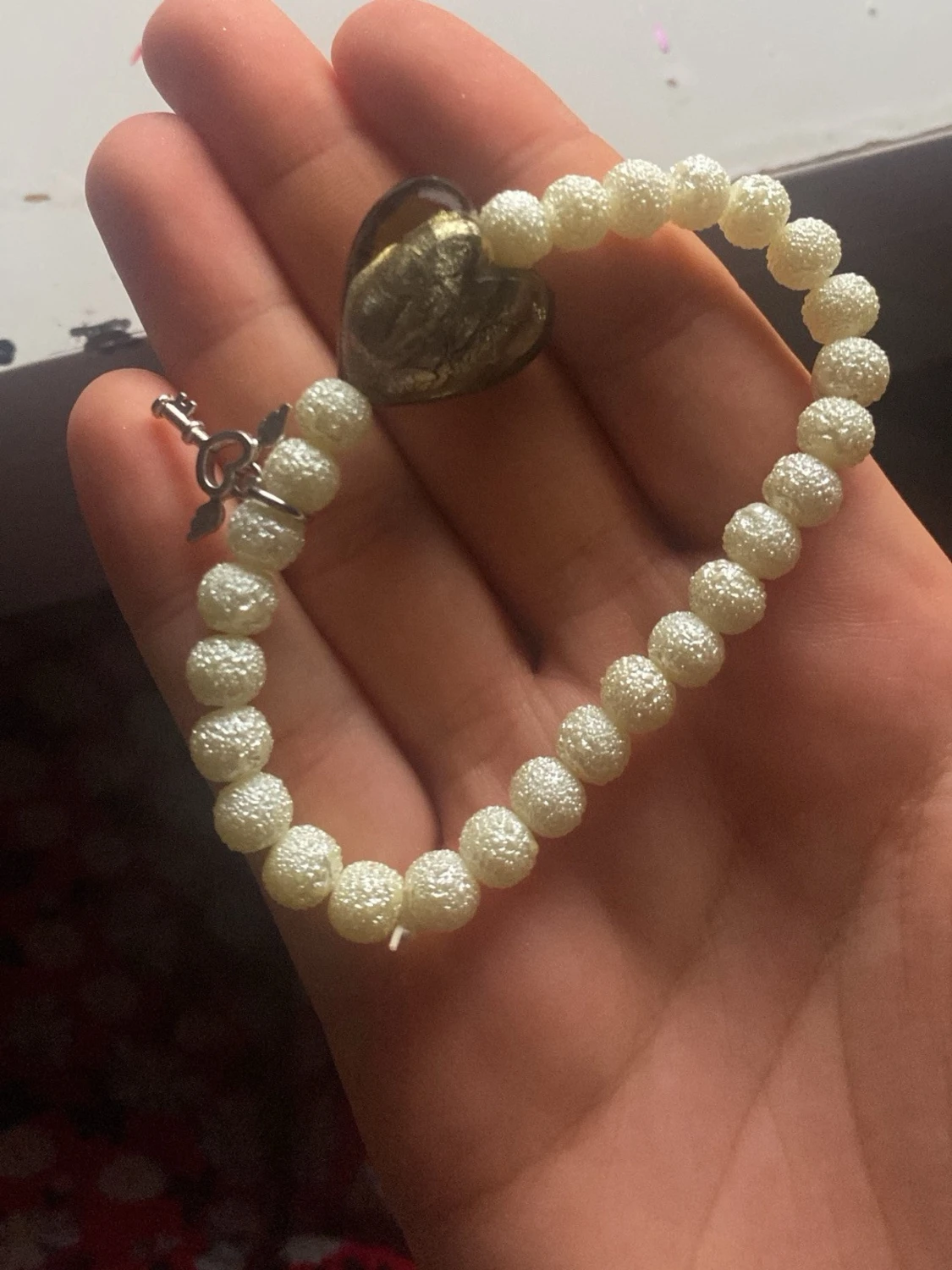 Pärlarmband med hjärthänge