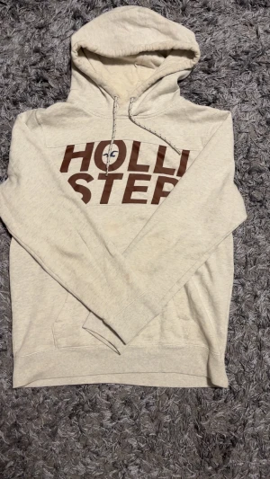 Grå Hollister Hoodie  - As frän hoodie som sitter som den ska.