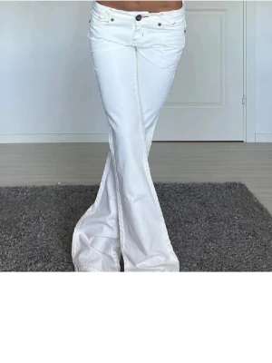 Vita jeans  - Säljer nu dessa vita jeans eftersom de blev fel storlek. Kom med prisförslag. 💕