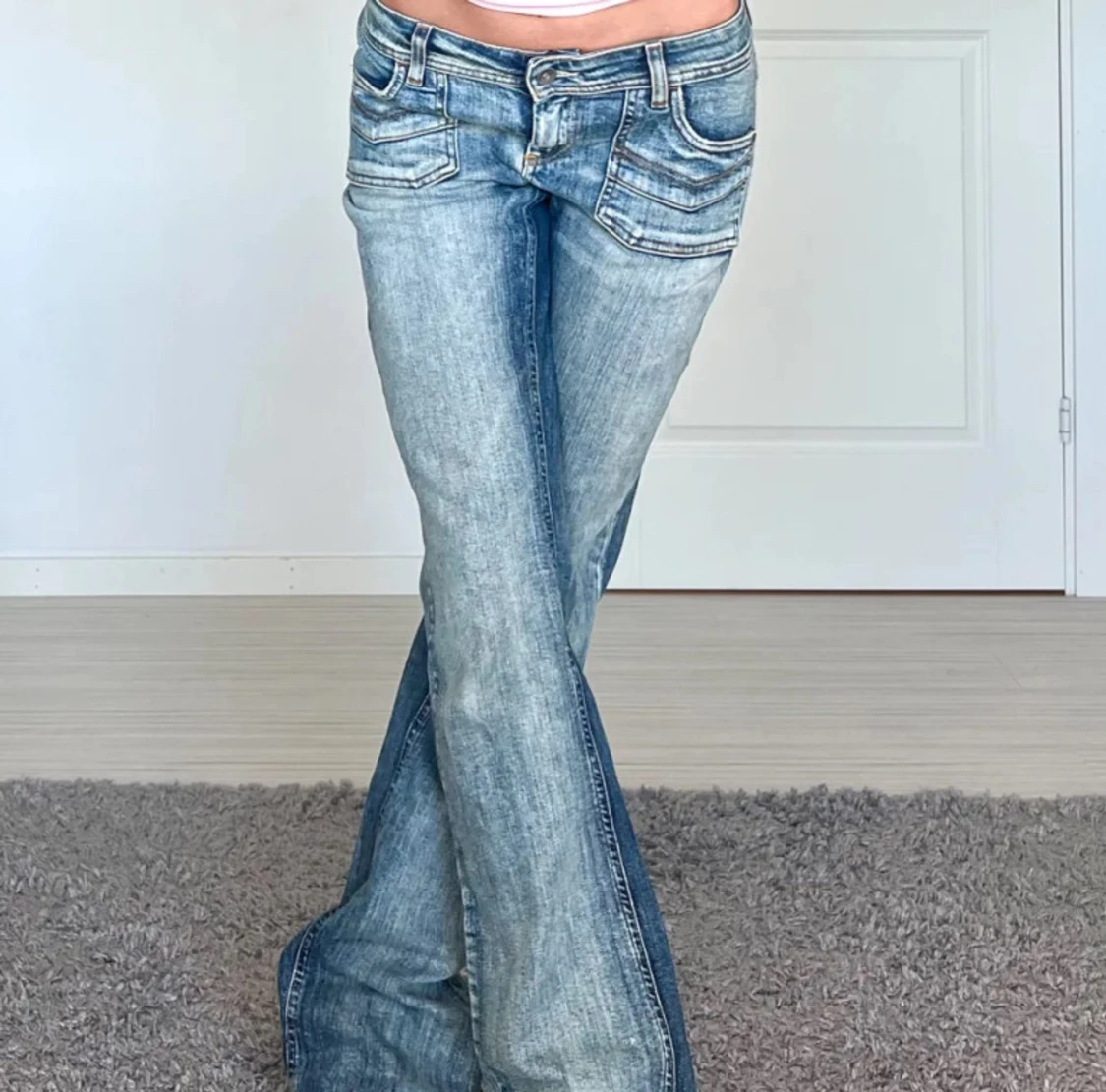 Blå bootcut jeans med låg midja