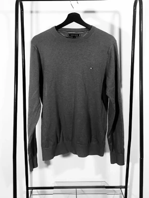 TOMMY HILFIGER Stickad tröja - S - Man - Cotton Silk - TOMMY HILFIGER Blå Stickad Tröja - Minimalt Använt - Small/S