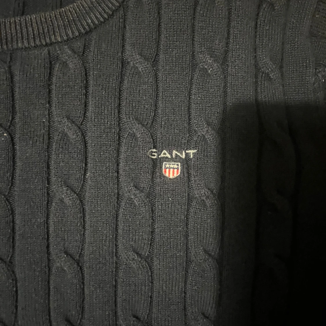 Mörkblå kabelstickad tröja GANT - 2