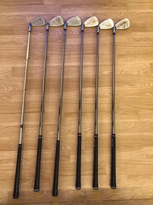 King Cobra golfklubbor set - Säljer ett set med cobra järnklubbor. Klubborna har silverfärgat huvud och svart grepp. Järn 4 är en Cobra II modell Oversize. Kan sänka priset vid snabb affär.