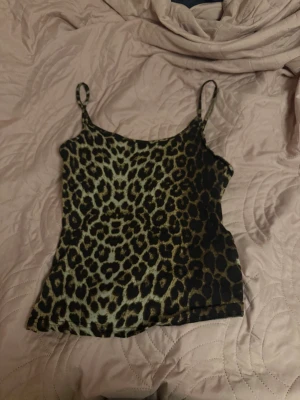 Leopardmönstrad linnetopp  - Säljer en snygg leopardmönstrad linnetopp med smala justerbara axelband. 